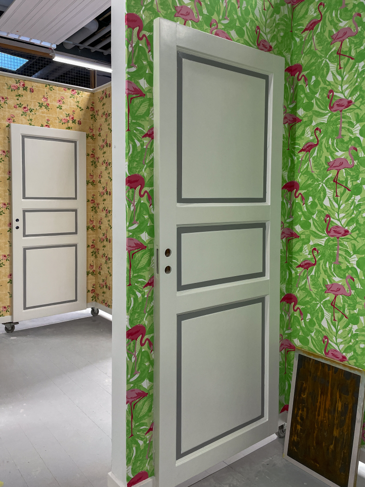 grønn dør i vegg med tapet