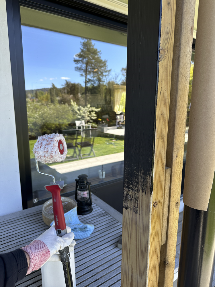 søyle skal males med sort maling