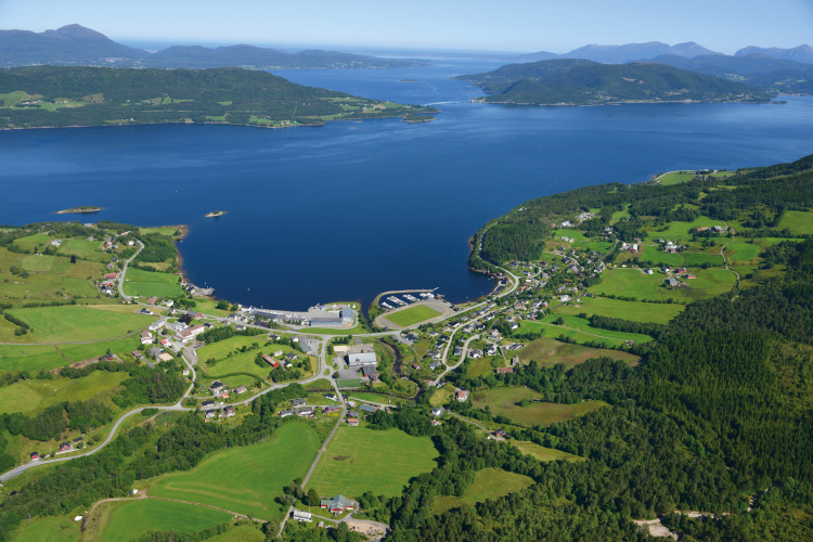 flyfoto over Torvikbukt med fabrikken til malingleverandøren Gjøco