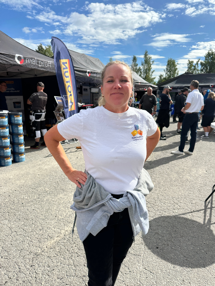 dame smil blå himmel ute telt