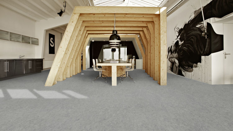 grått gulv i stort rom med konferansebord