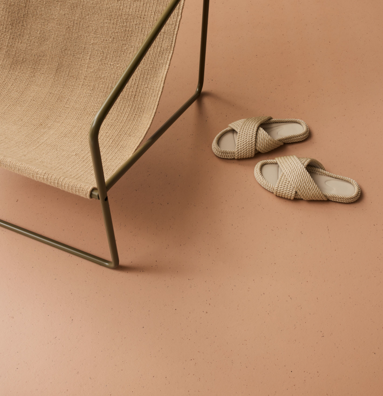 ferskenfarget gulv med stol