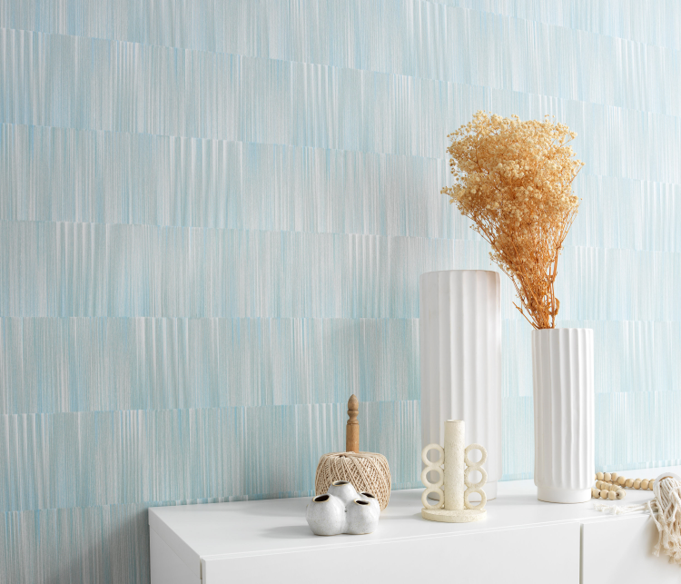 blå vegg med hvit pynt foran