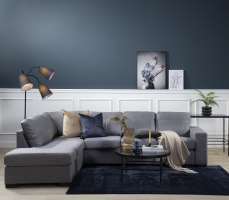 Foto: Skeidar<br/>TRENDY INTERIØR: Skeidar viser sine møbler i lekre, trendy miljøer for å inspirere til å fornye hjemmet. Her har de utstyrt veggen med trendy listverk fra Deco Systems. 