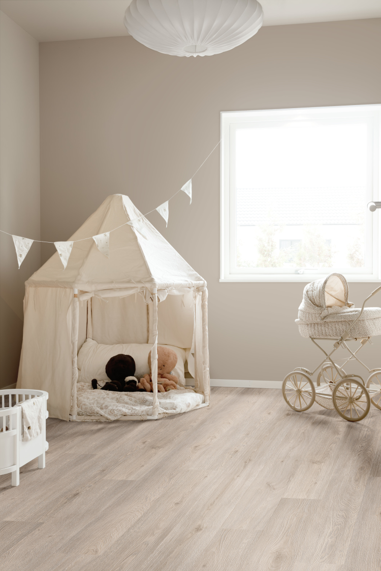 lekerom med lyst gulv med tredekor