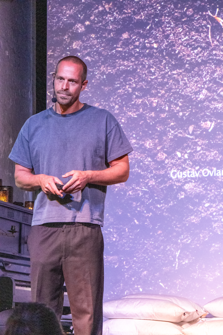 mann foran lilla bakgrunn