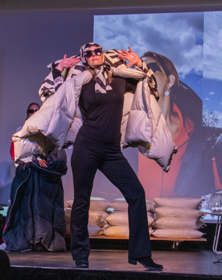 moteshow med klær i sort og hvitt