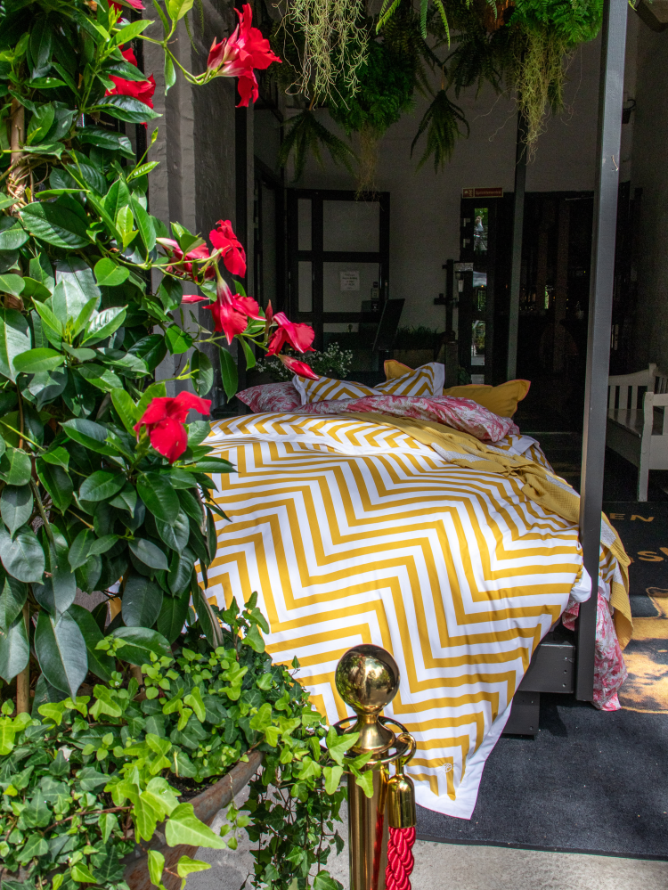 seng med gul/hvitt sengetøy