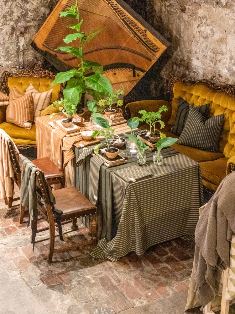 interiørtekstil i miljø med murt stein