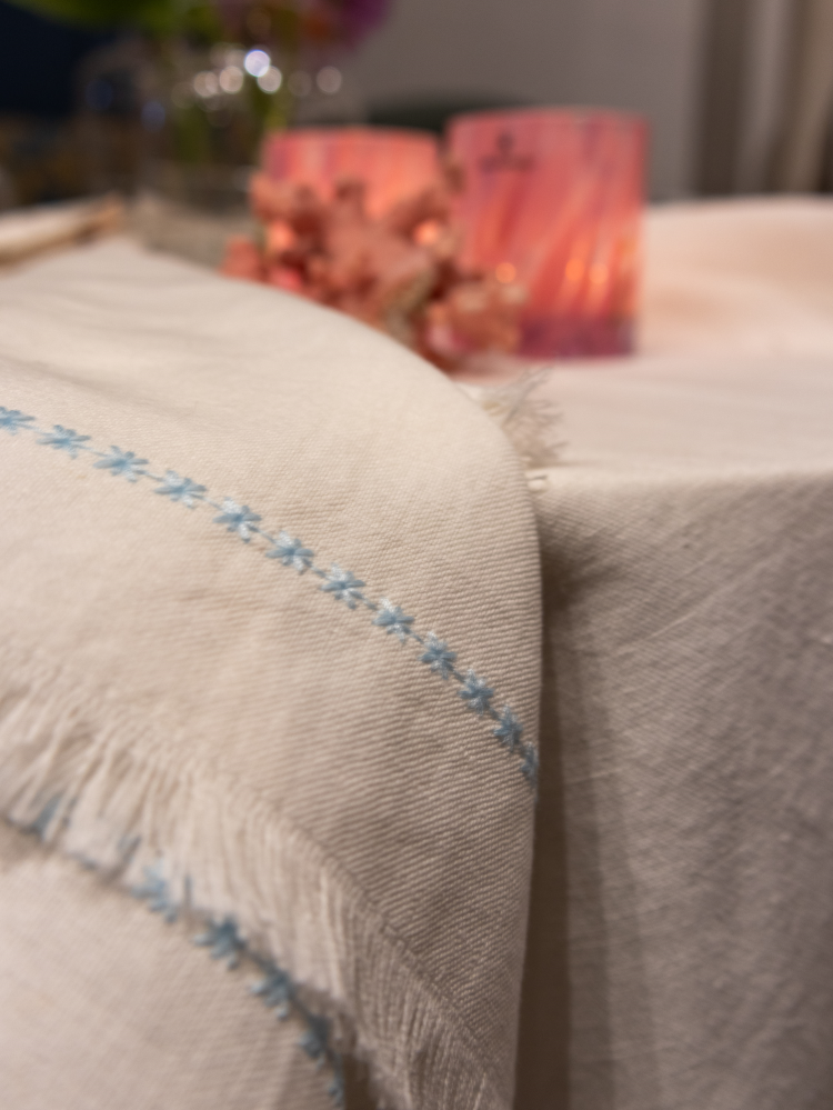 brodert duk på bord