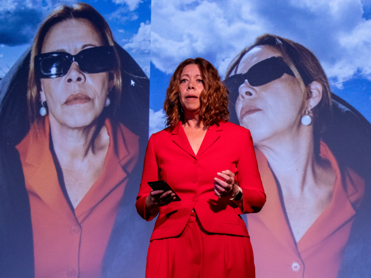 dame i rødt holder foredrag