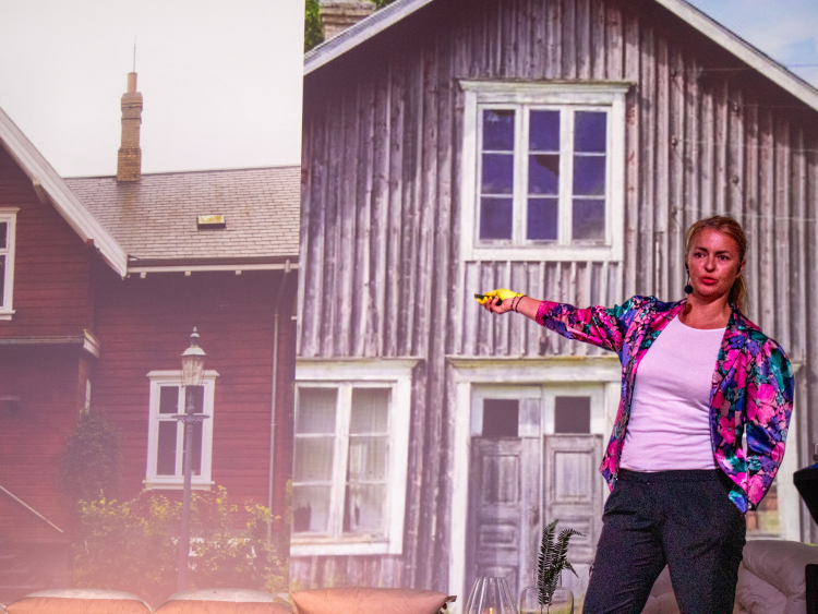 dame peker på bilde av gamle hus