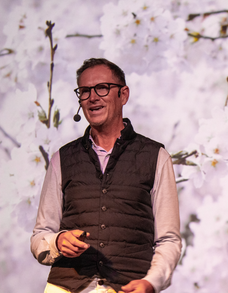 Mann, Halvor Bakke, foran blomsterbilde 