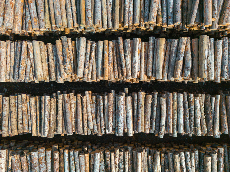 tre rekker med tømmerstokker stablet opp