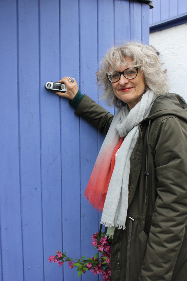 Mette L'orange tar fargeprøver på Kampen i Oslo. 2019