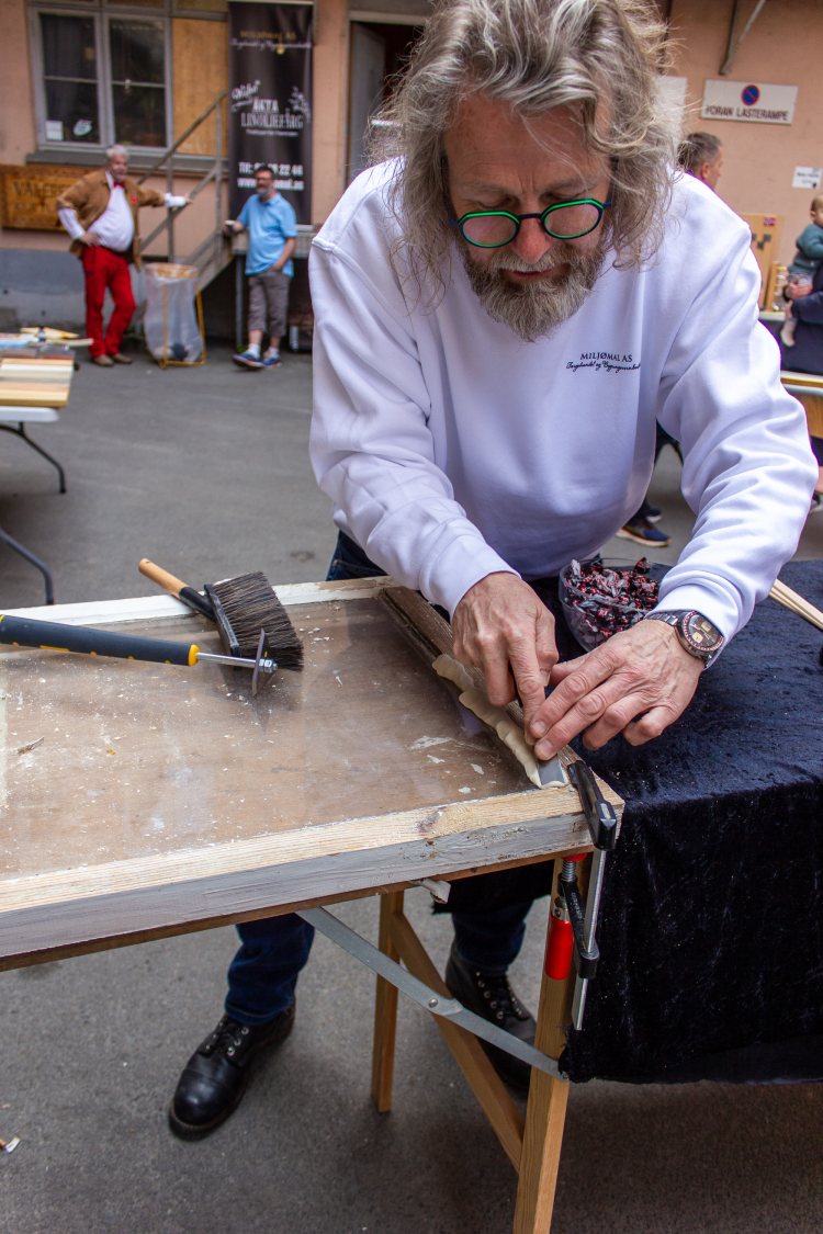 Einar Nilsson kitter vindu