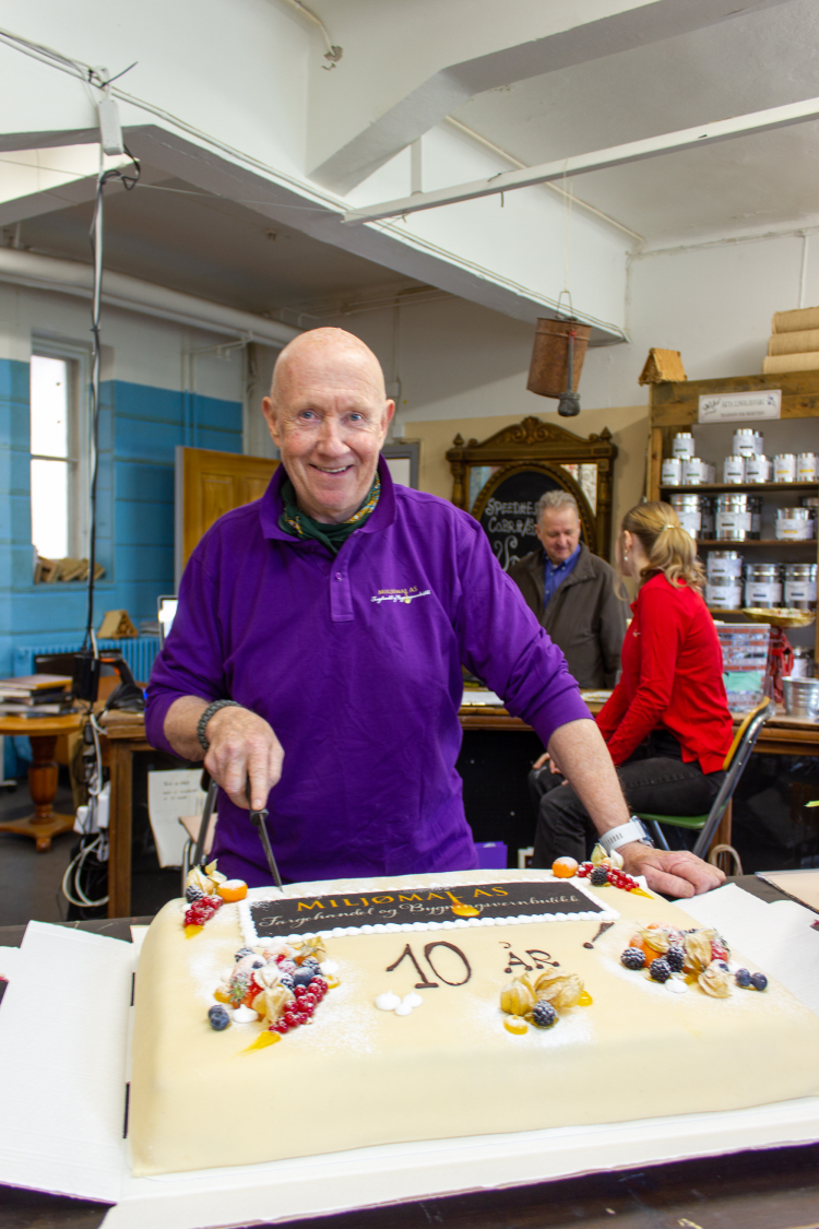 Johnny Spangen feirer 10 år med kake 