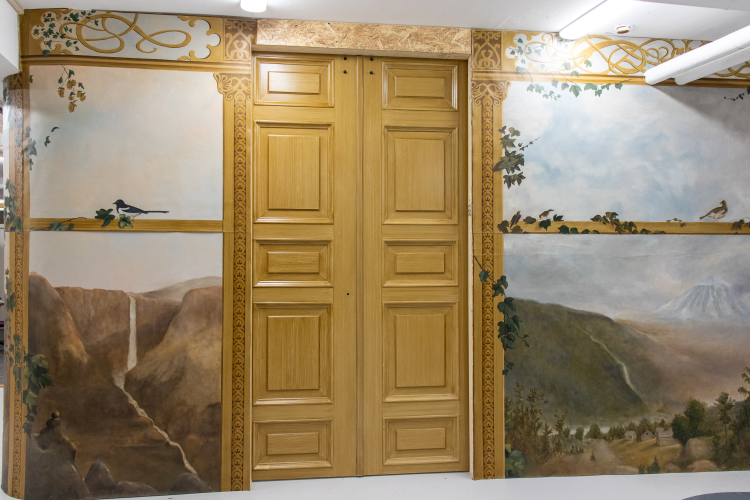 vegg med malte naturmotiver og dør