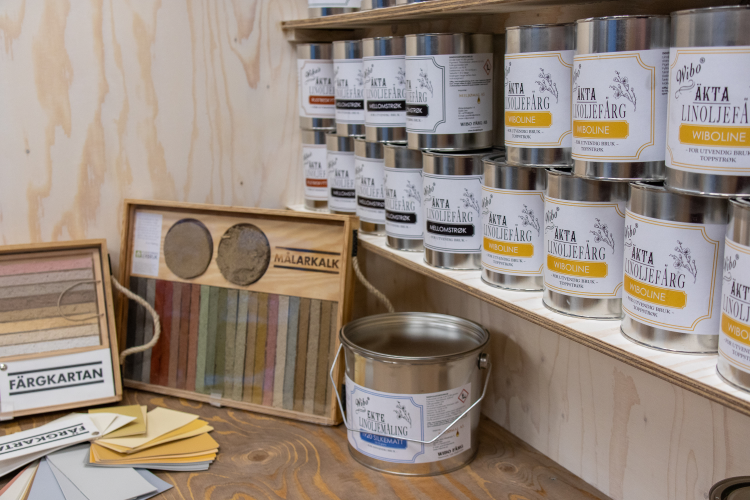 utstilling med malingbokser