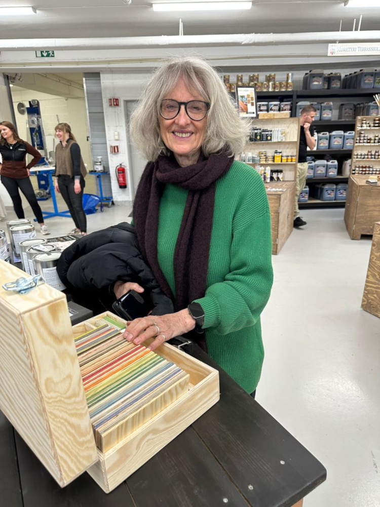 dame grønn genser briller