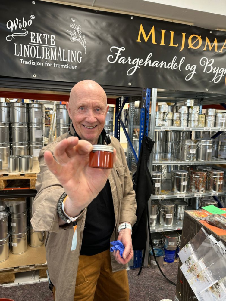 mann rød maling liten boks