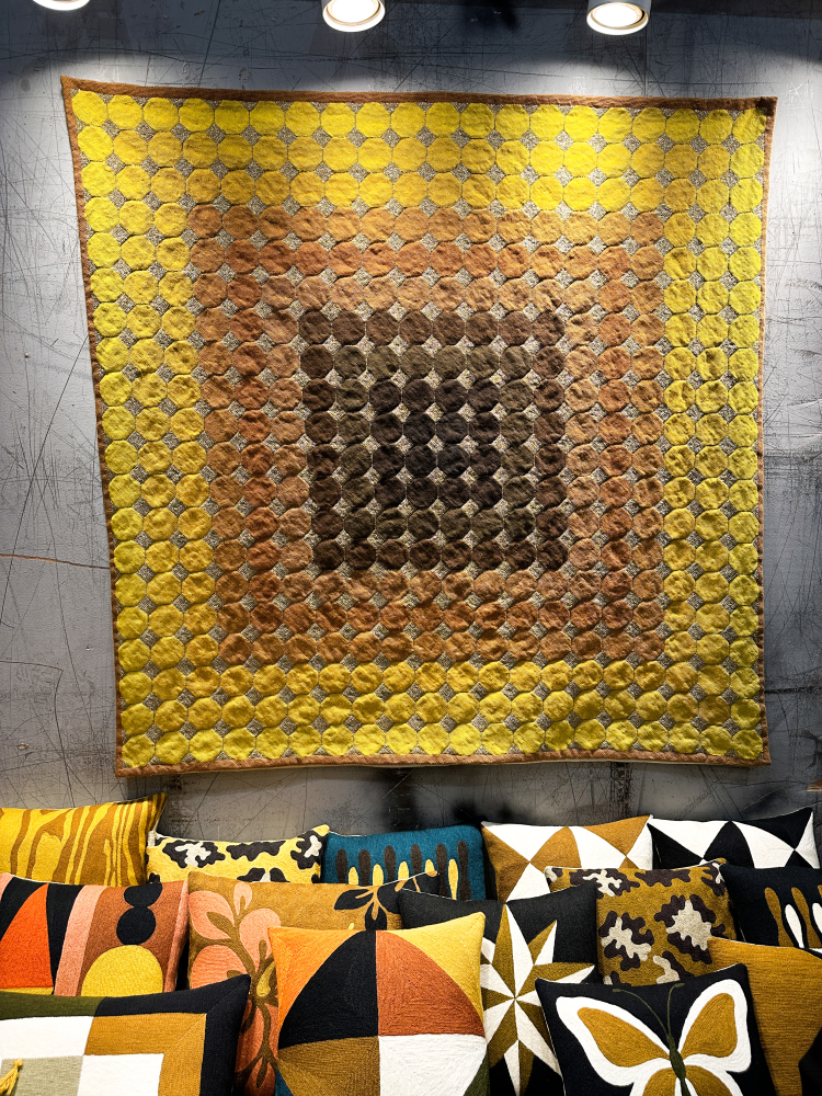 gul vegg med stol foran