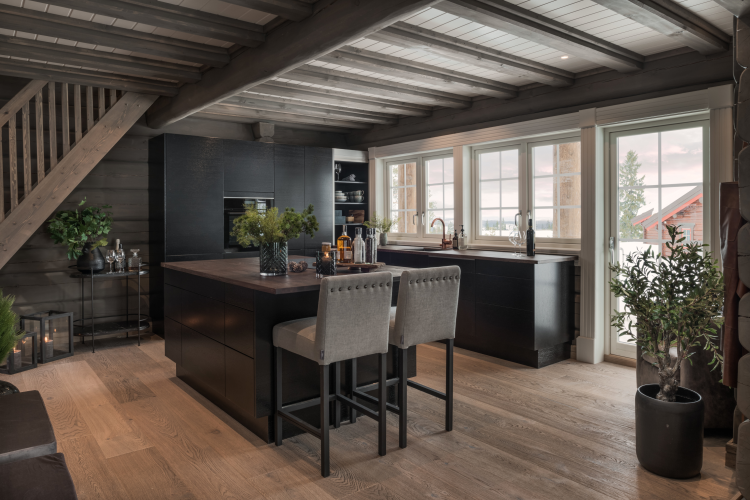 Hytteinteriør designet av Oj! Design. Vegger behandlet med Dekorvoks fra Osmo.