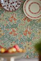 Foto: Intag<br/>BOWER skildrer blomsterprakten i en pergola. Dette er et mønster  fra 1877, med eventyrlige blomster og blader i friske farger. Tapetet finnes i  tre fargekombinasjoner; blått/rosa, grønn/korall og grønn/rosa, og tekstilet i  fire. 