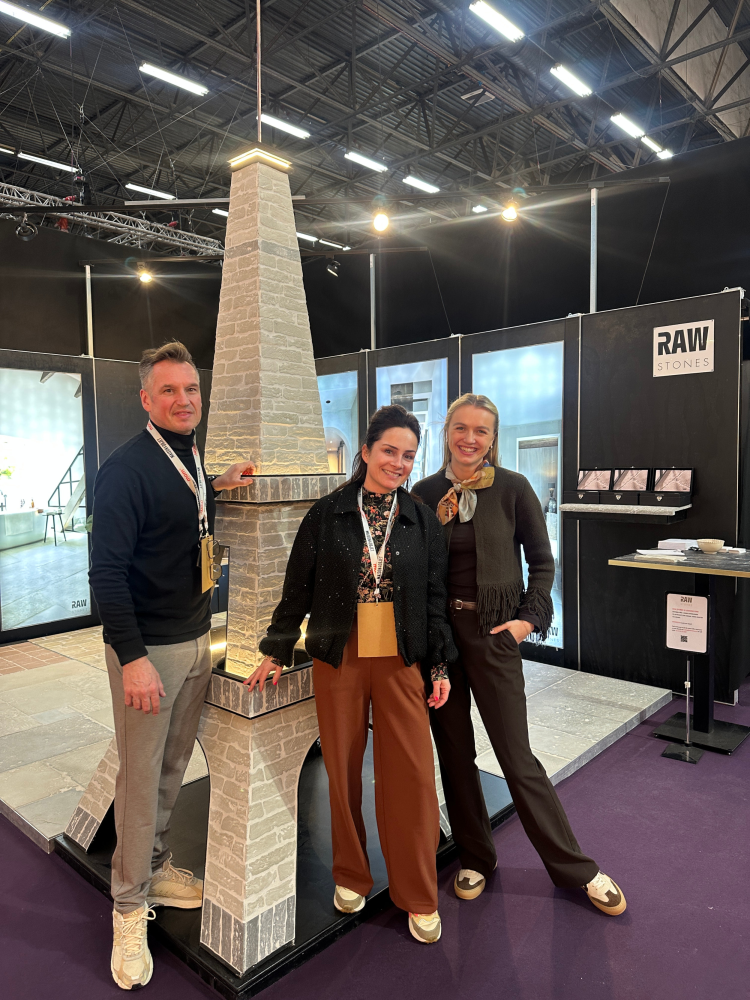 tre personer to damer en mann eiffeltårn