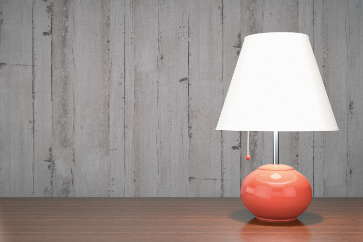 tapet med plankemotiv med lampe foran 