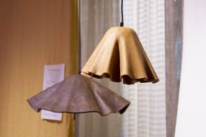 Foto: Emma Wold/ifi.no<br/>AVFALL: Lampeskjermer laget av kaffebønner og appelsinskall.