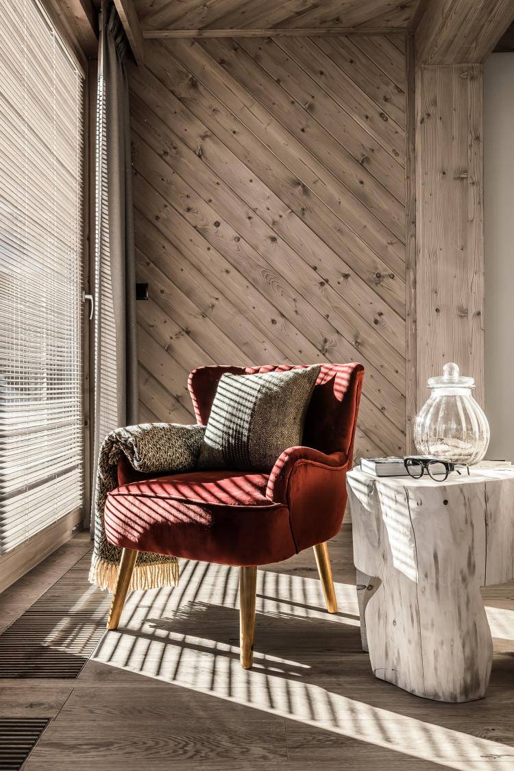 tjæralin interiørbeis, mørk veggflate