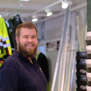LÆRER: I 2014 fikk Lars Lilleng oppdraget å etablere en Nordsjö Idé & Design-butikk i Nordreisa. Nå er butikken etablert med kunder i både proff- og privatmarkedet og har tatt inn en lærling i salgsfag. <br />Foto: Nordsjö Idé & Design