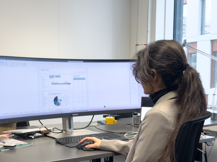 Kosar Ghanbarveisi, innsikts- og analyseansvarlig hos IFI, sitter foran en PC-skjerm.