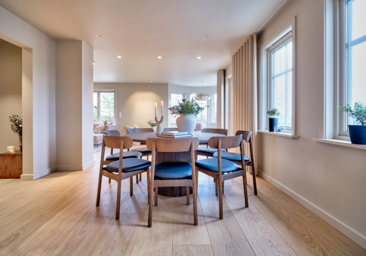 spisestuemøbler tregulv lyst