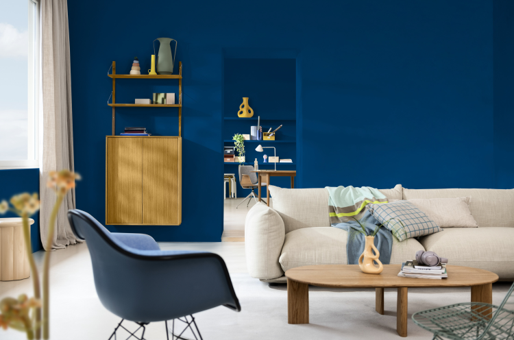 blått interiør hvit stol