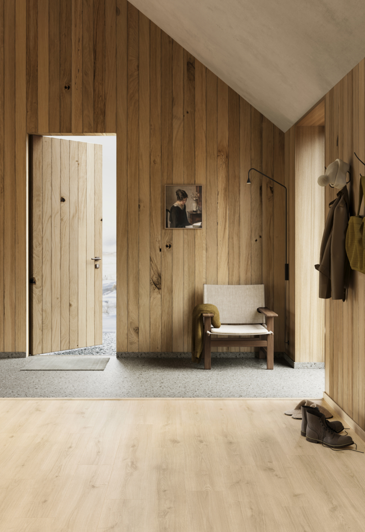parkettgulv i treinteriør ved inngangsdør