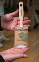 Foto: Iver Valkvæ/ifi.no<br/>NY PENSEL: Jordan har utviklet en pensel med skaft laget av  FSC-sertifisert treverk, og blikk av rustfritt stål. Busten er laget med mindre  kjemikalier og helt uten bruk av fargestoffer.