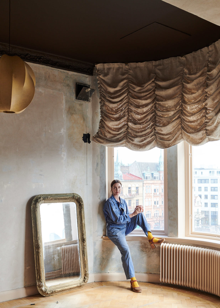 dame gule sokker brune sko vindu rom