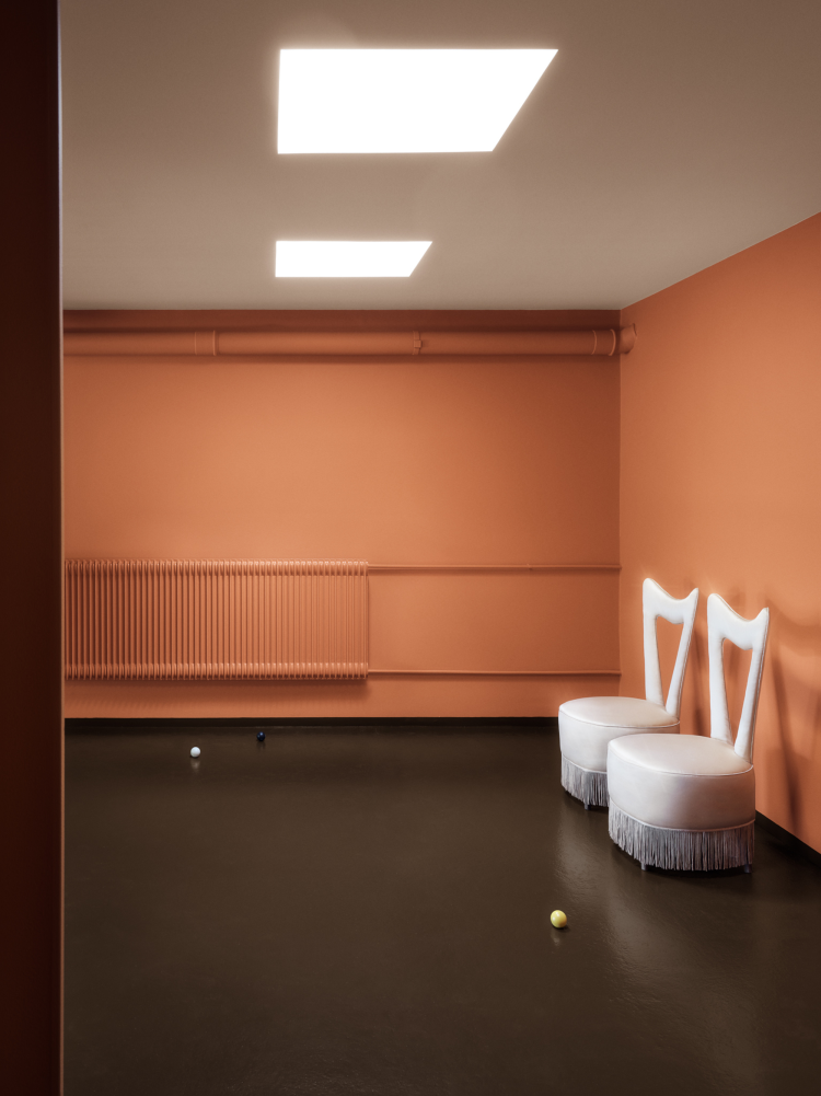 oransje vegger brunt gulv lyst tak stol