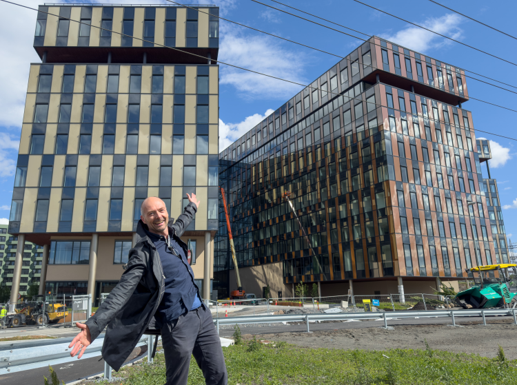Helge Bod Vangen poserer foran Construction City i Oslo.