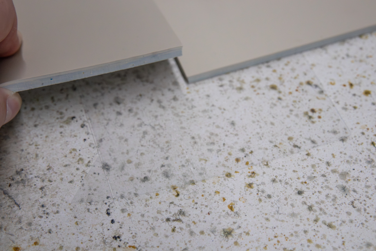 Gummigulv installeres med tape i skjøtene.