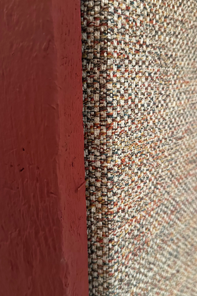 fjøsrødt malt panel teppe