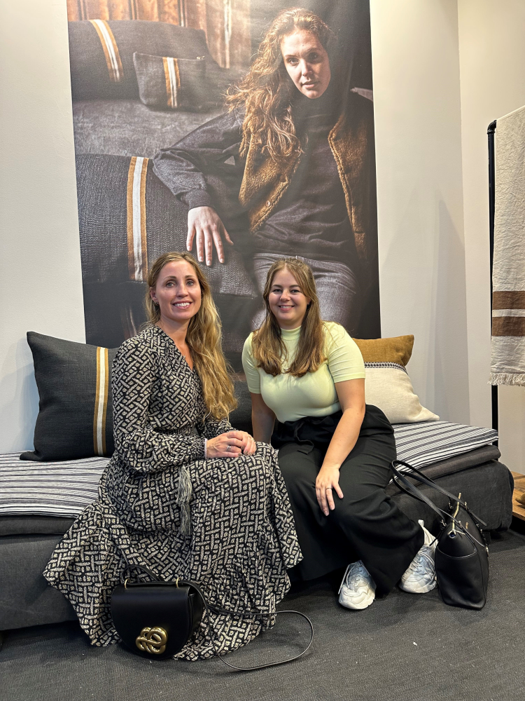 to damer plakat på veggen