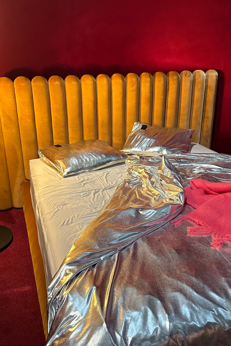 rød vegg sølv sengetøy