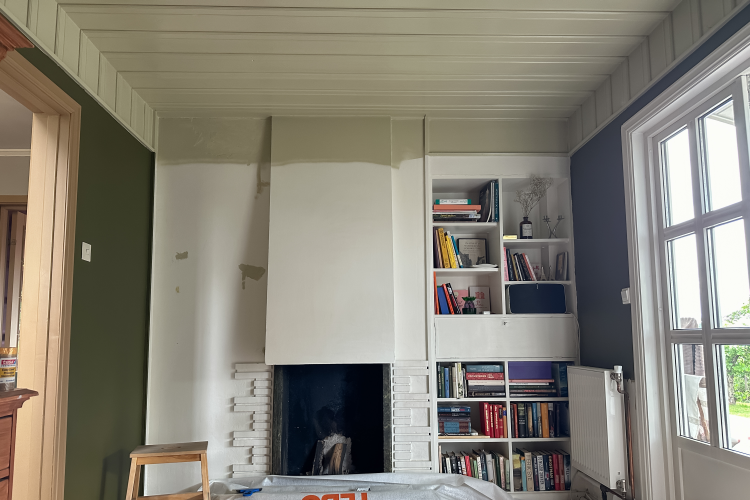 Bibliotekrommet ferdig sprøytemalt 