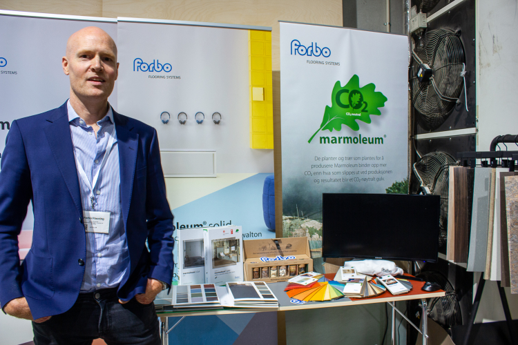 William Granquist fra Forbo viste linoleum Marmoleum på Oslo Design Fair