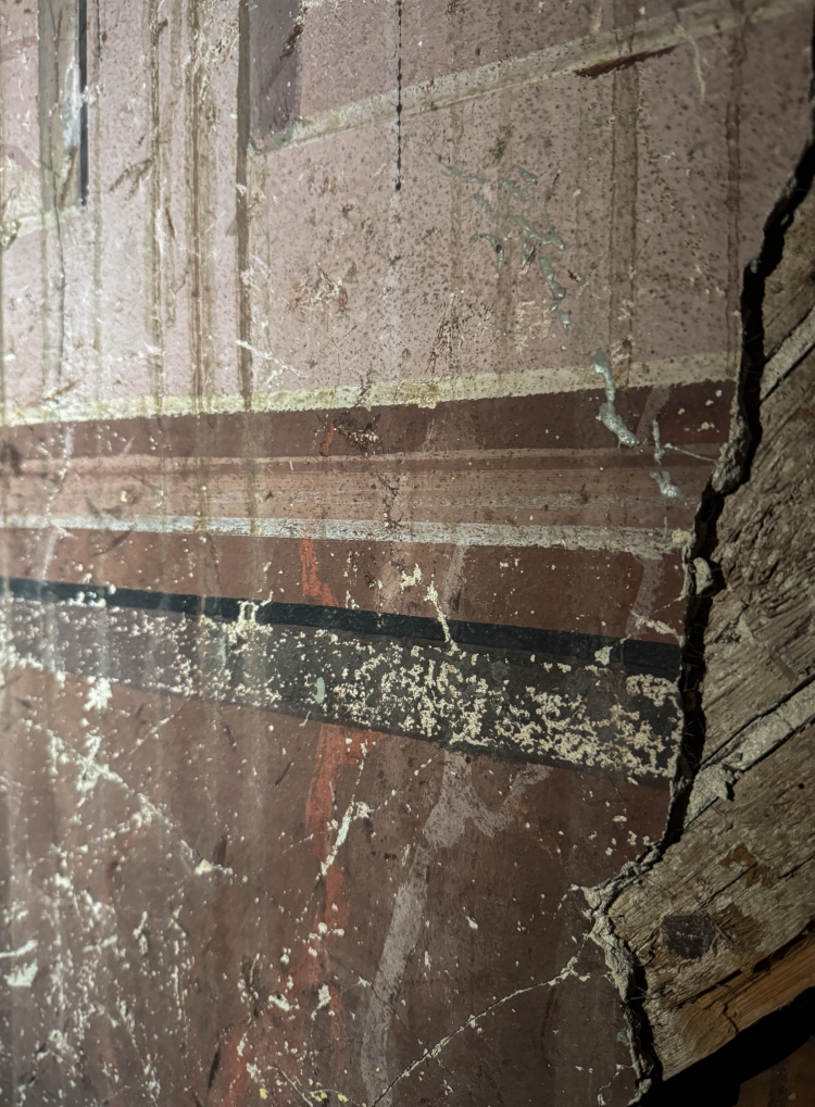 originalt veggdekor under trappen på Kongegården.