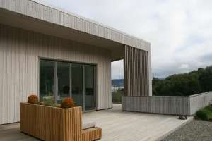 Foto: Birgit Ekrheim<br/>HARMONI: Den sølvgrå fargen på treverket kommer med tiden, og gir huset et naturlig uttrykk.