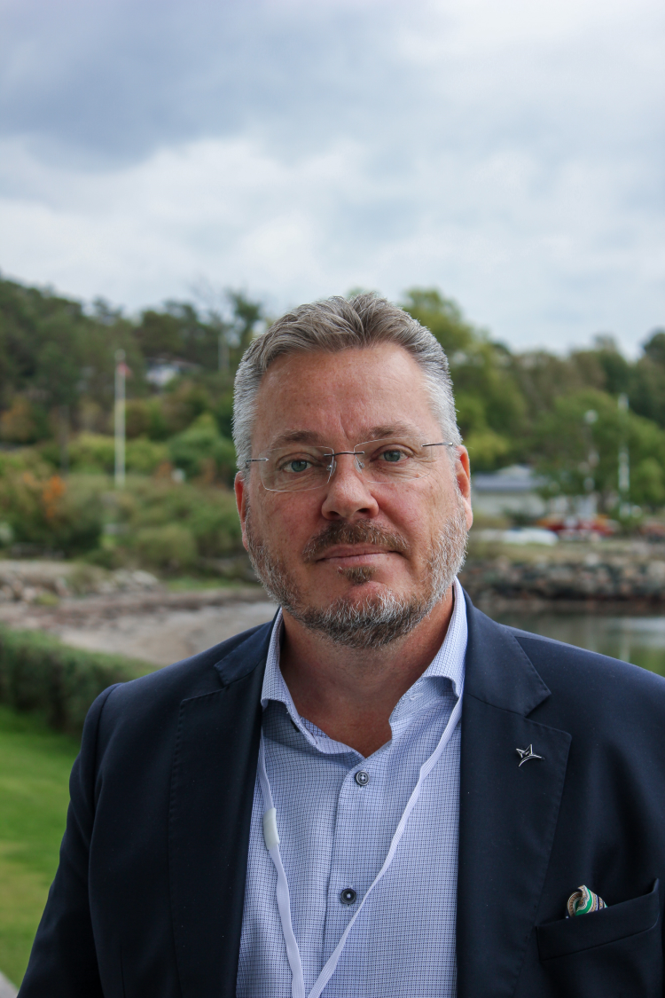 mann i skjorte og dressjakke